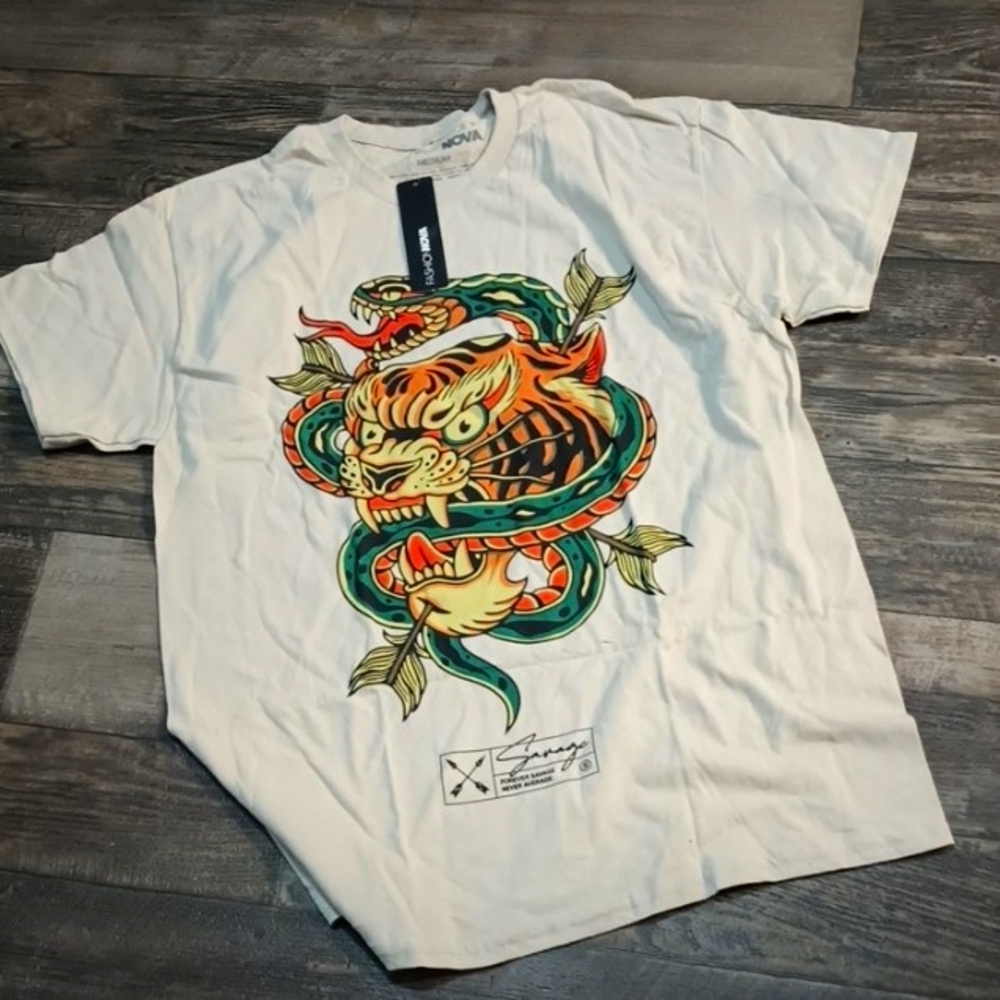 Women's M Savage Graphic T-Shirt